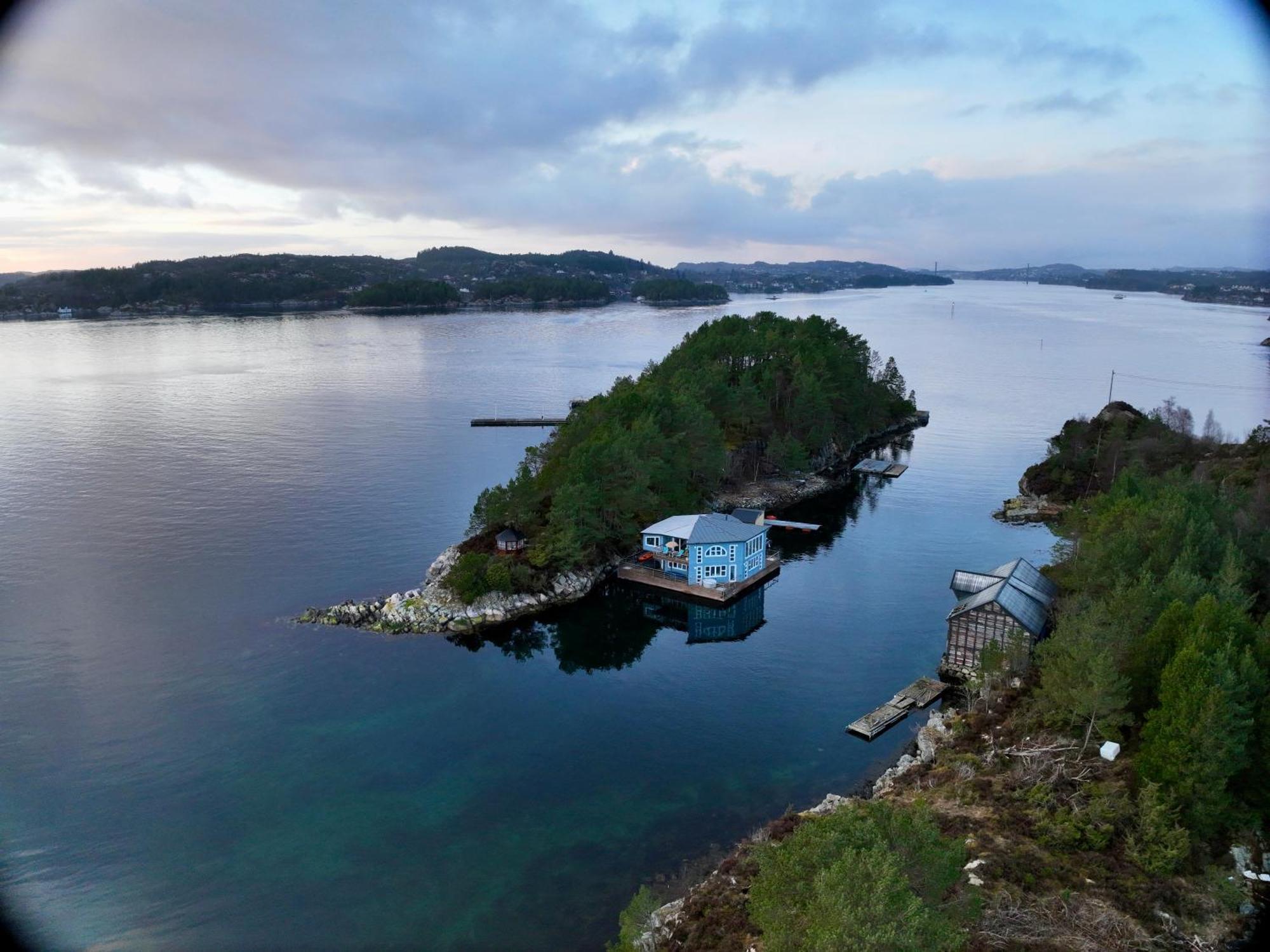 Botel Floating House 3*