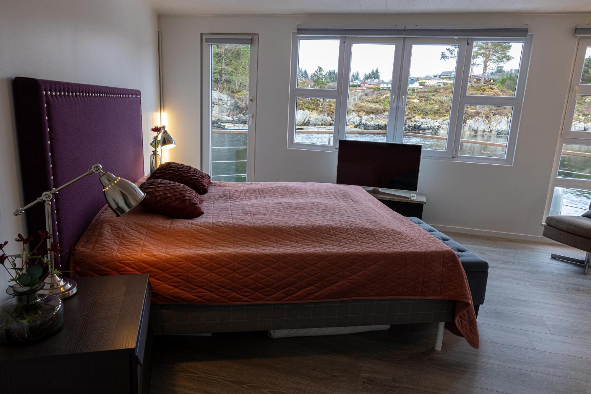 Botel Floating House 3*
