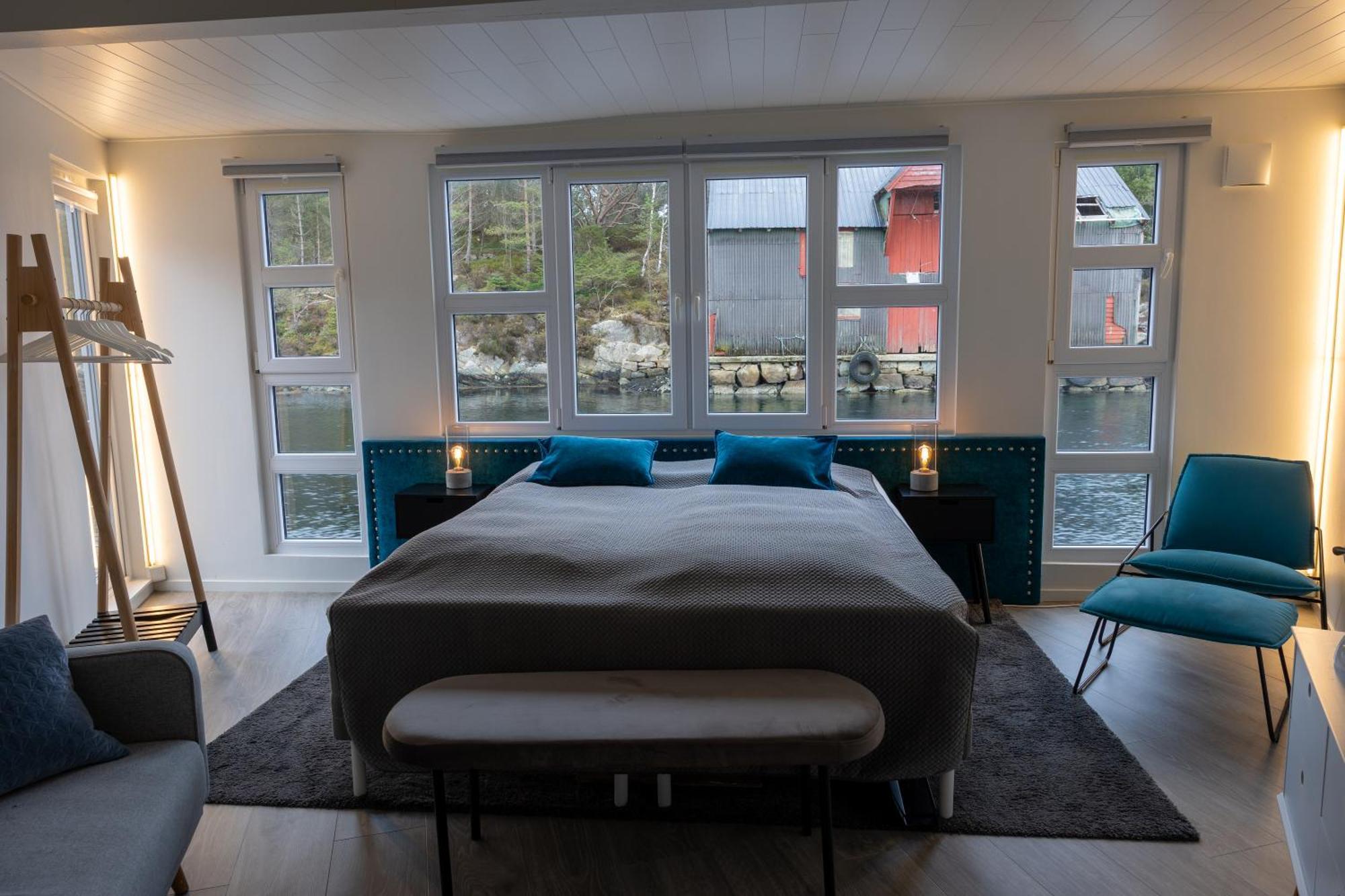 Floating House Botel 3*